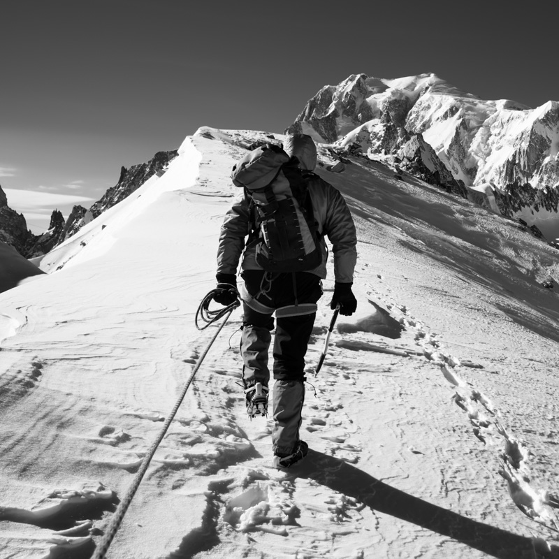 Alpinist klimt richting de top – focus en voortgang